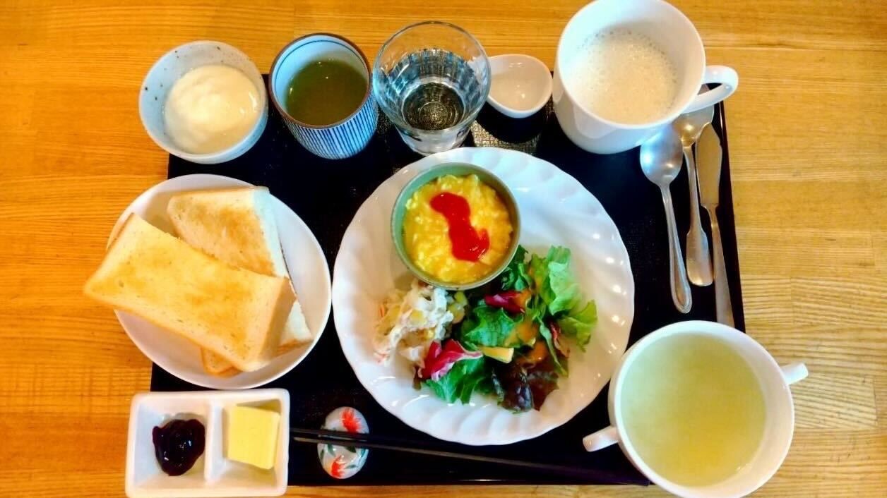 日光浴びる食事の一コマ