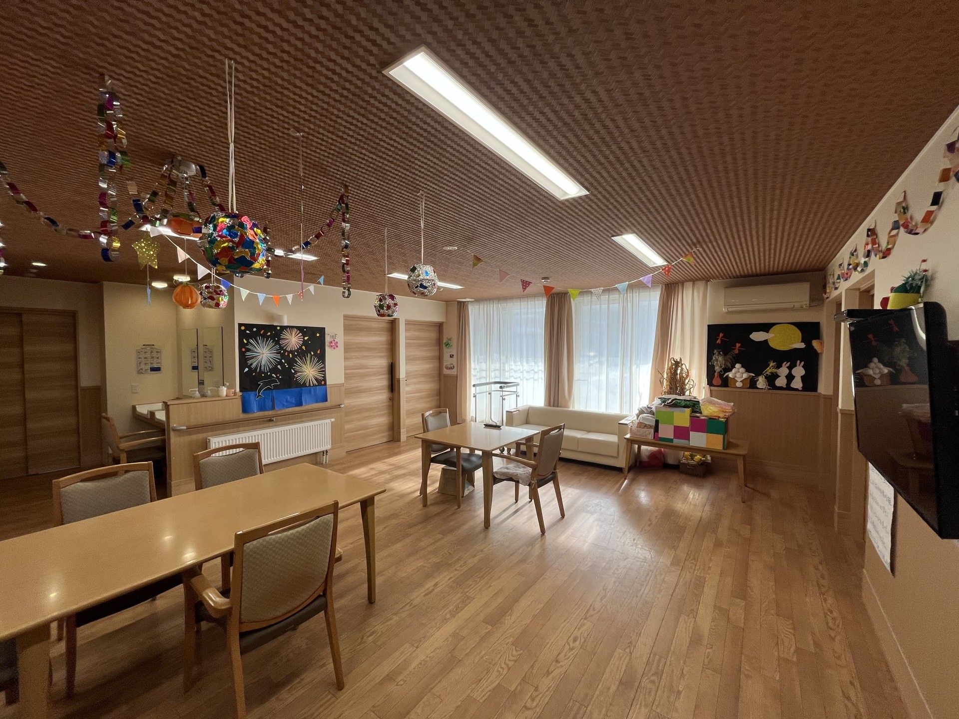 飾り付けのある共用スペース