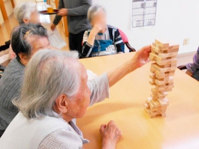 リビングで入居者がジェンガをしている