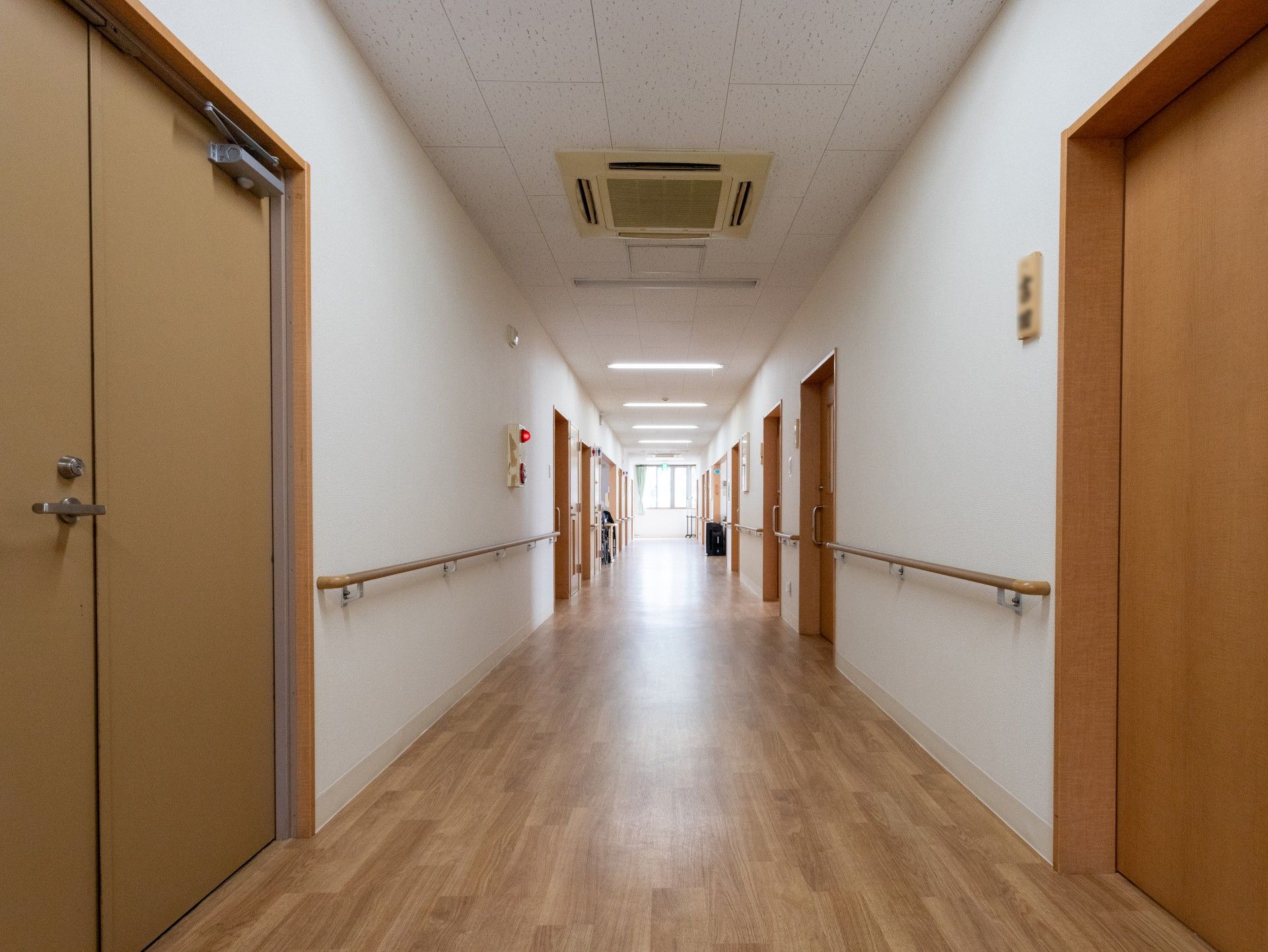 手すり付きの長い廊下