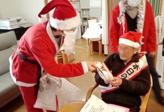 サンタの衣装を着た職員と入居者