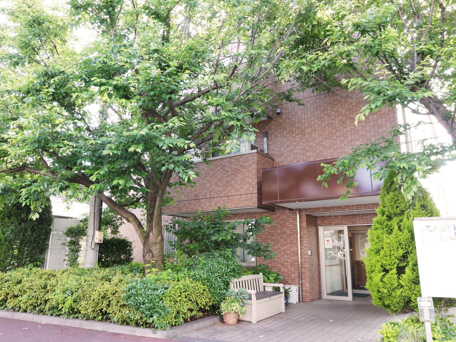 ３階建てグループホームである。アクセス良好な閑静な住宅地に立地している。緑地や公園が近くにあり気軽に散歩していただける。