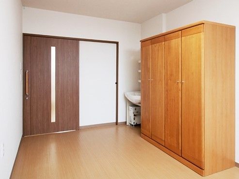 入り口扉は片側ドアだが、大きくとられており車椅子でも楽に通れるようになっている。入った所の通路も広く、家具を置いても余裕がある。