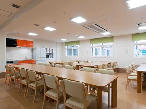 少し高い所に窓があるフロアである。ダイニングテーブルが並んでおり、奥にシステムキッチンがあり、冷蔵庫、食器棚などが設置されている。
