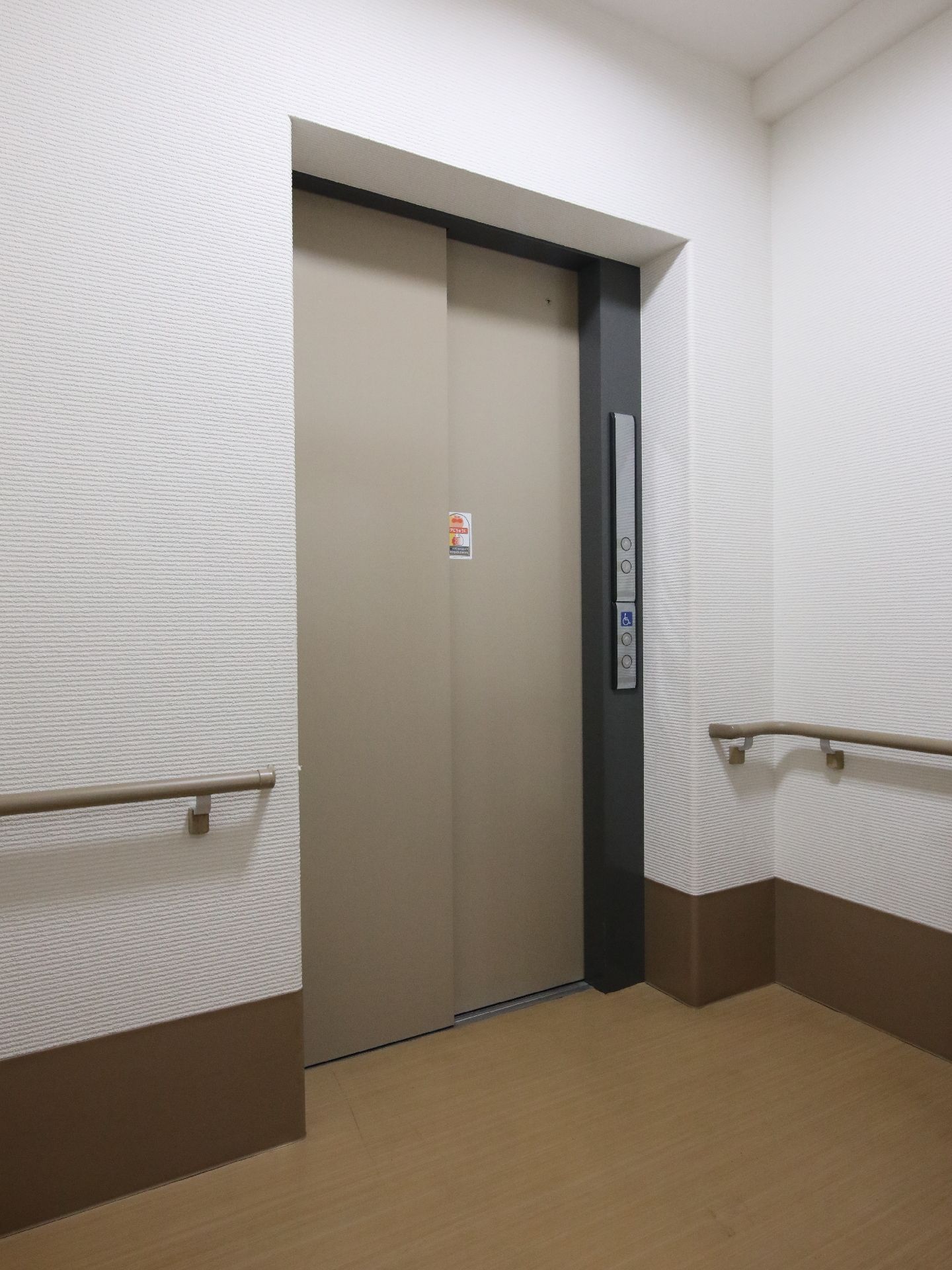 施設の角にあるエレベーター