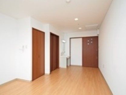居室の床は軟質素材のクッションフロアシート貼りで、歩行音が少なく踏み心地が良いため快適に過ごすことができる。