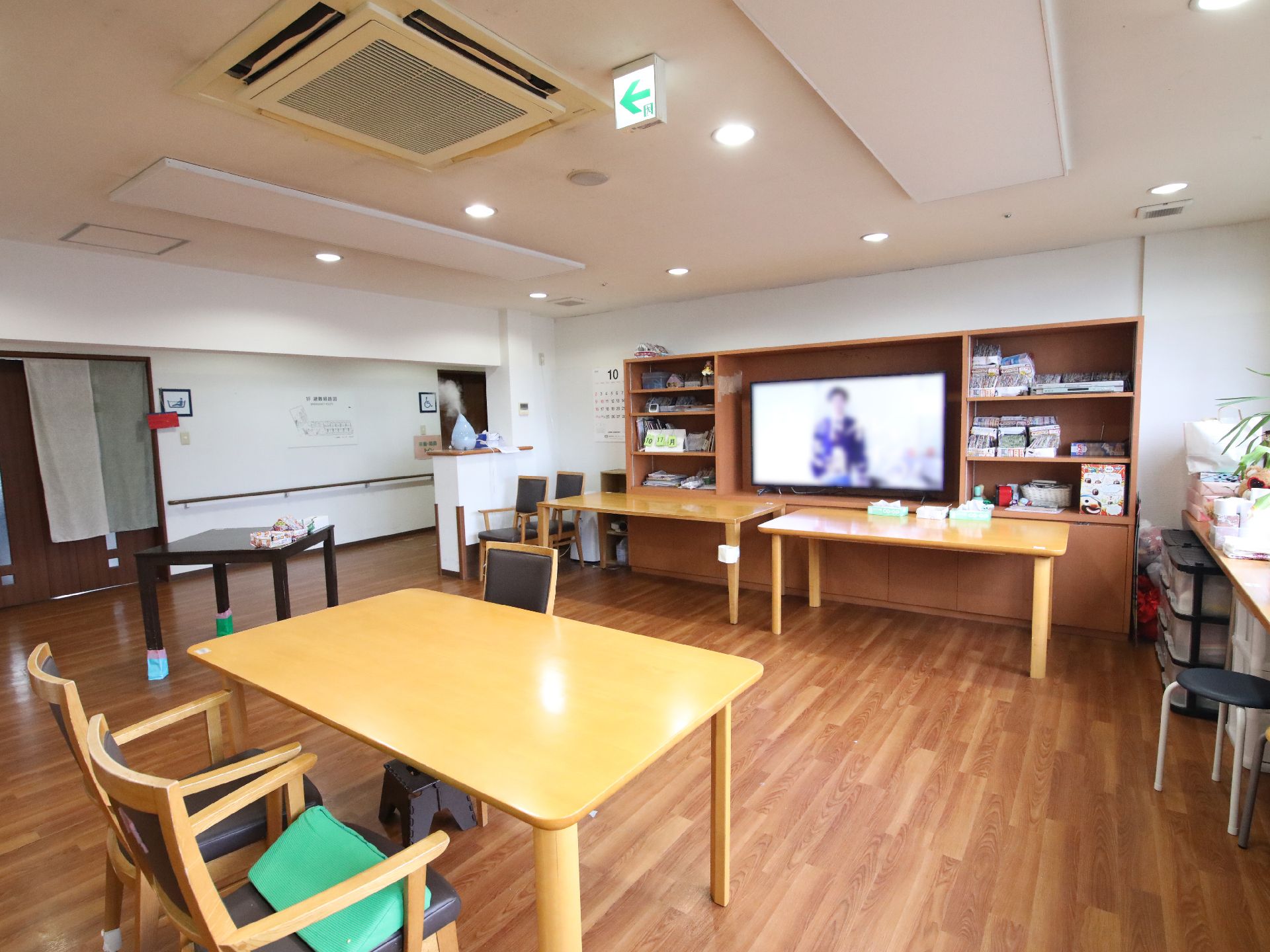 大きな液晶テレビが設置された居室