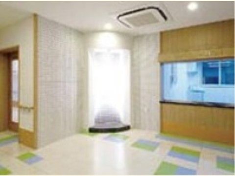 木のぬくもりが感じられるカウンターが設置されているエントランスホール。天井には、丸い照明が複数取り付けられている。