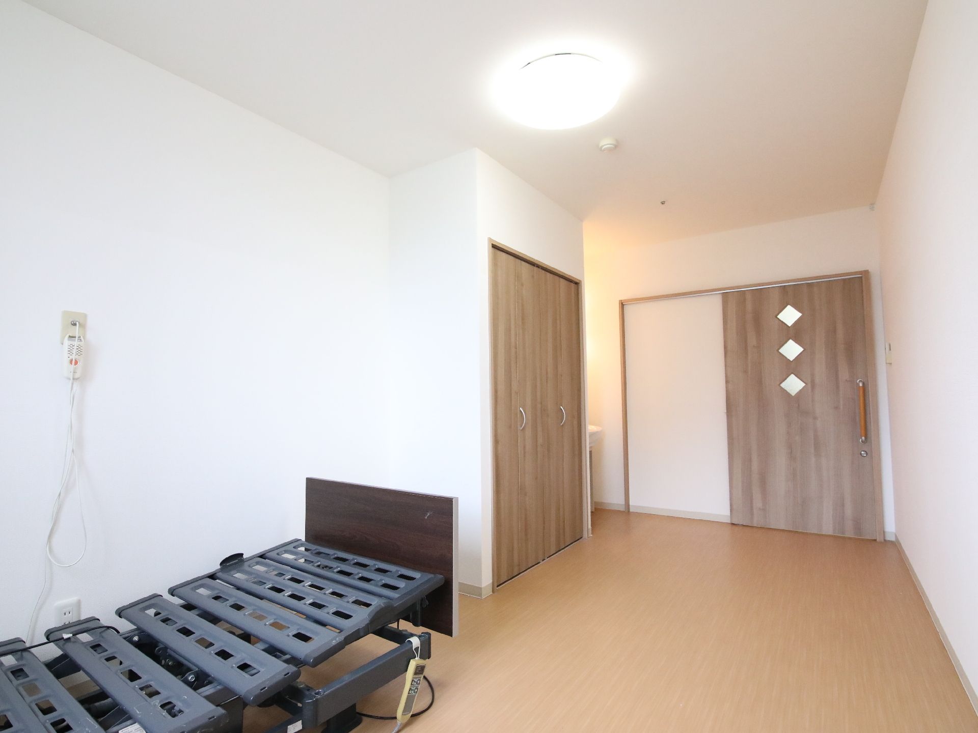 木目を活かした建具を採用し、入り口はスライド式ドアになっている洋室