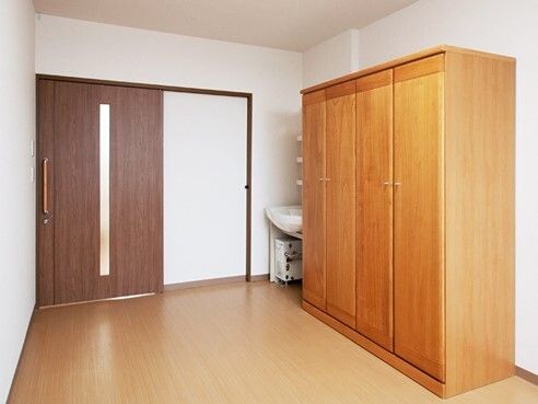 大きな収納が備えついた個室