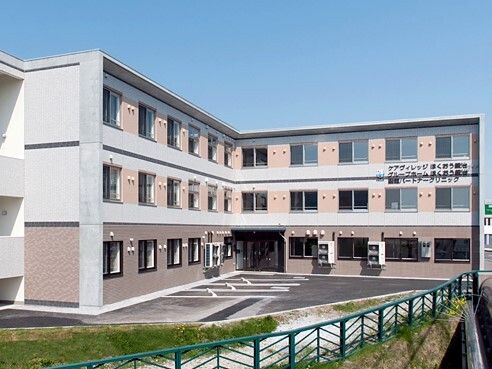 ３階建てでL字型の施設外観