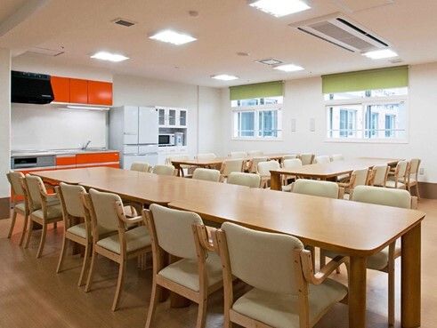 長テーブルが並べられた施設の食堂
