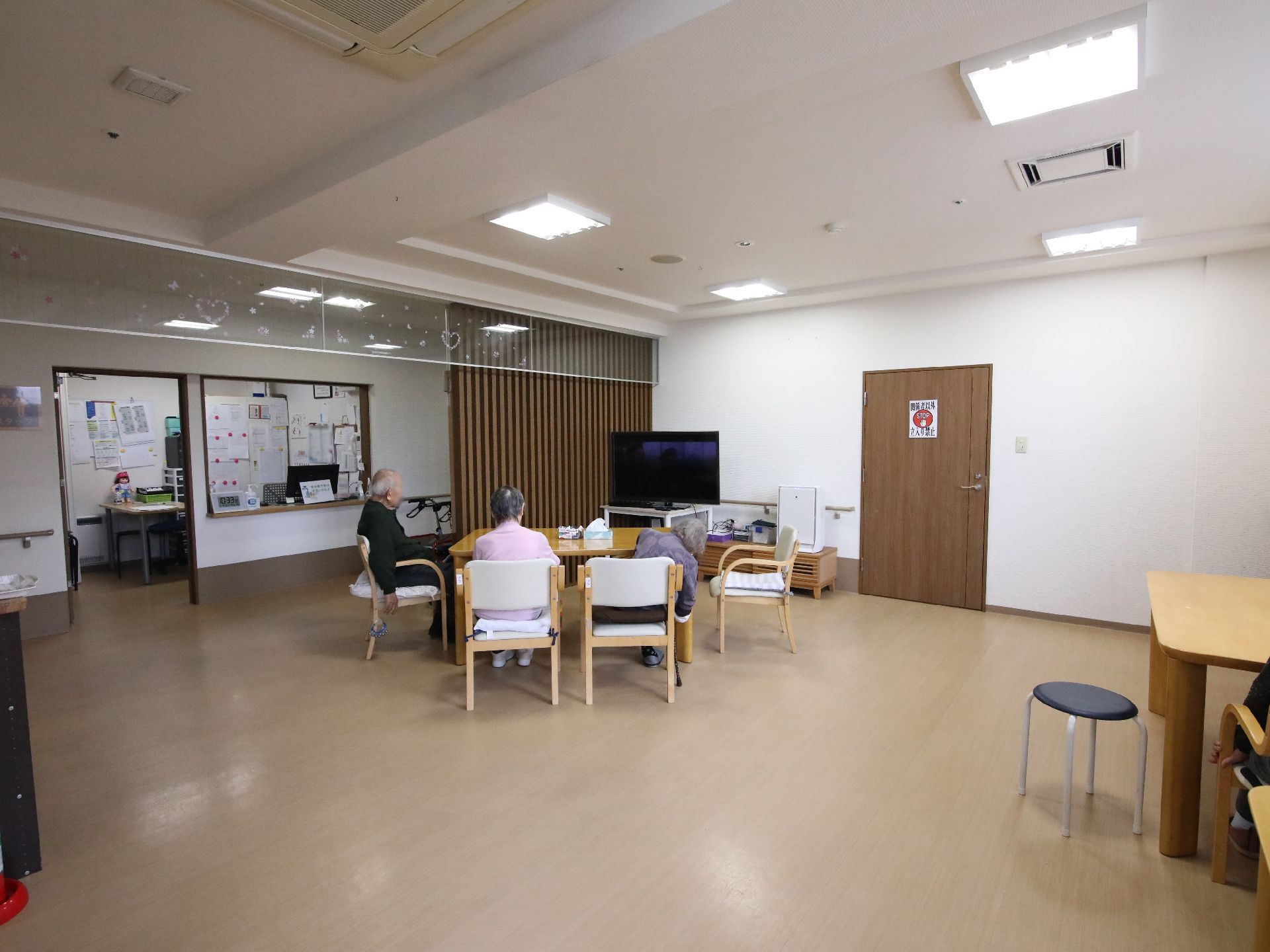 あたたかい日差しが差し込む共有スペース
