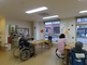 明るく広々とした介護施設の共有スペース