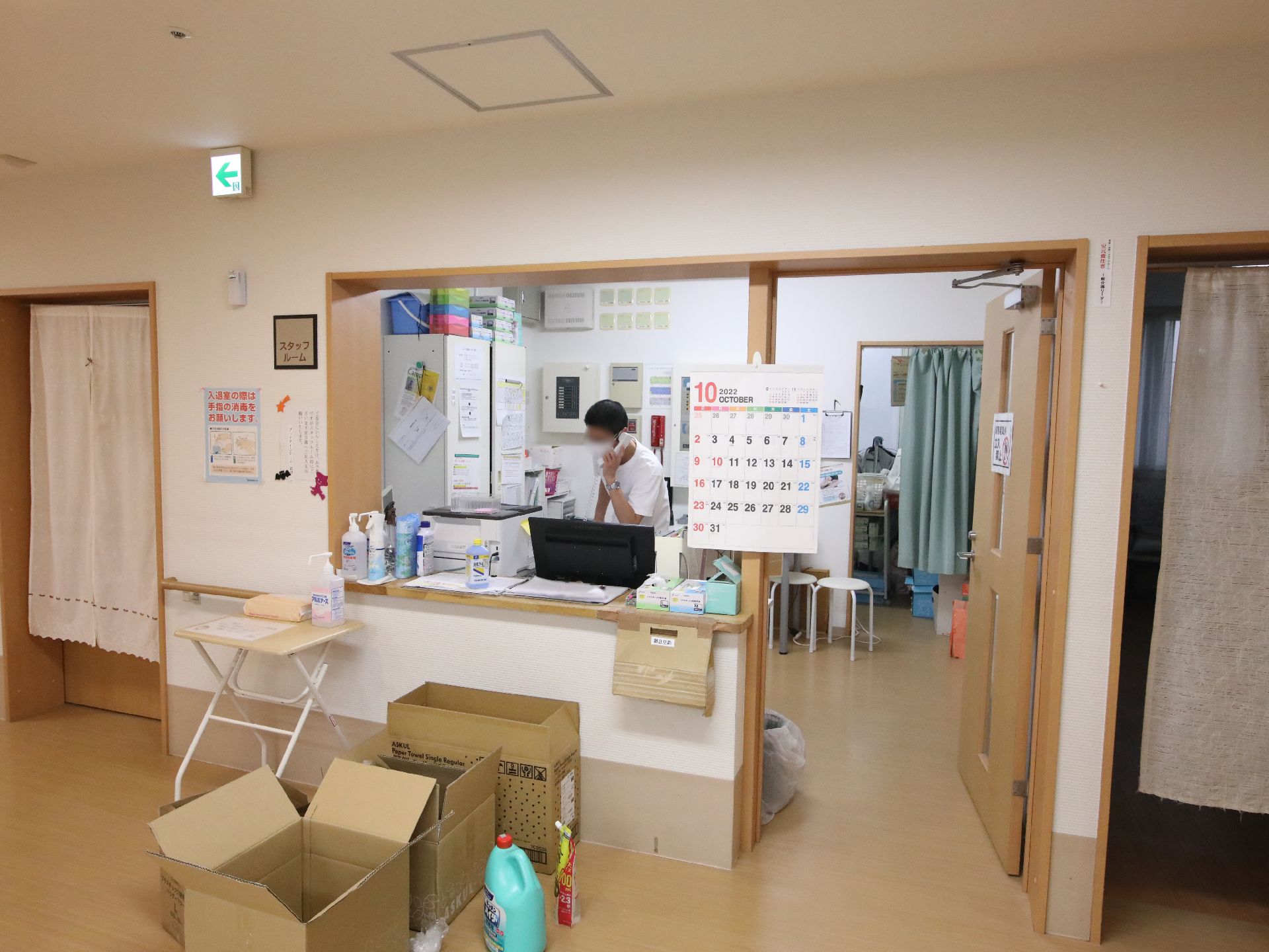 パソコンや資料が置かれた事務室
