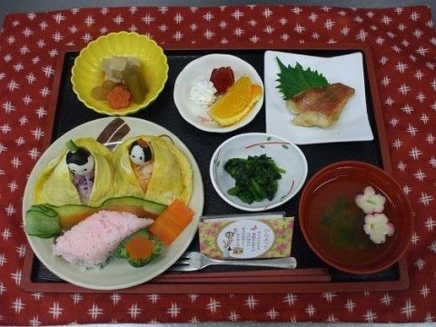 「ベルビルガーデンやまと」のお食事。普通食だけでなく、特別食も用意されている。