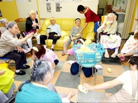 「ベルビルガーデンやまと」の玉入れ。腰掛けながらできる玉入れをできるようスタッフが工夫している。