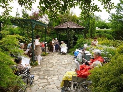 「ベルビルガーデンやまと」の園芸福祉。心の変換にも繋がり、入居者様の憩いの場になっている。