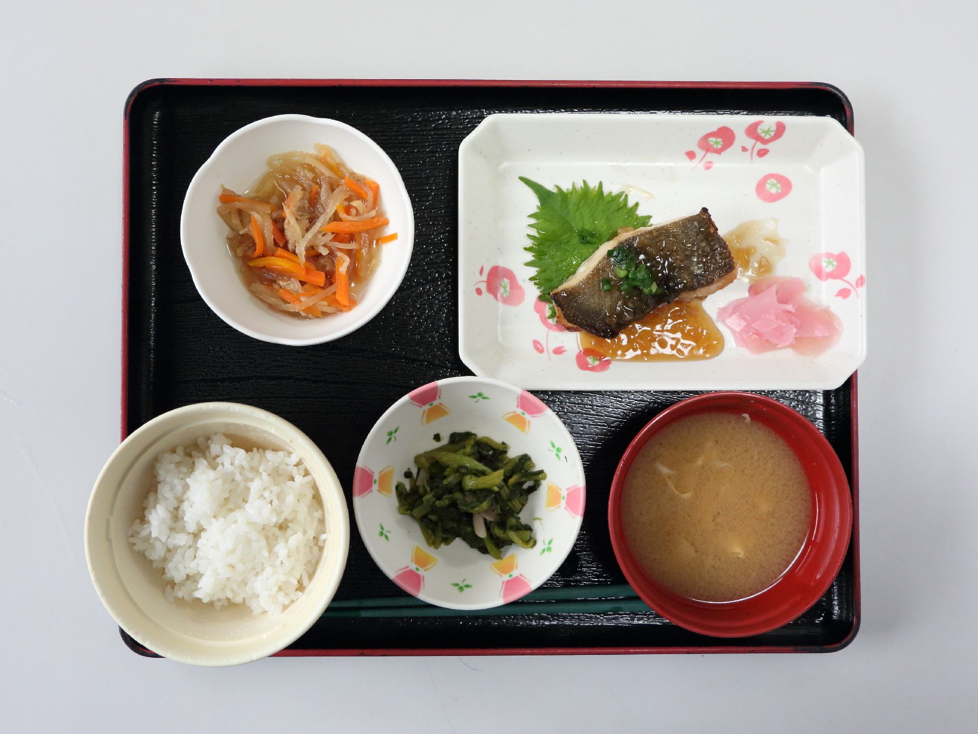 魚のあんかけや切り干し大根にご飯と味噌汁のセット