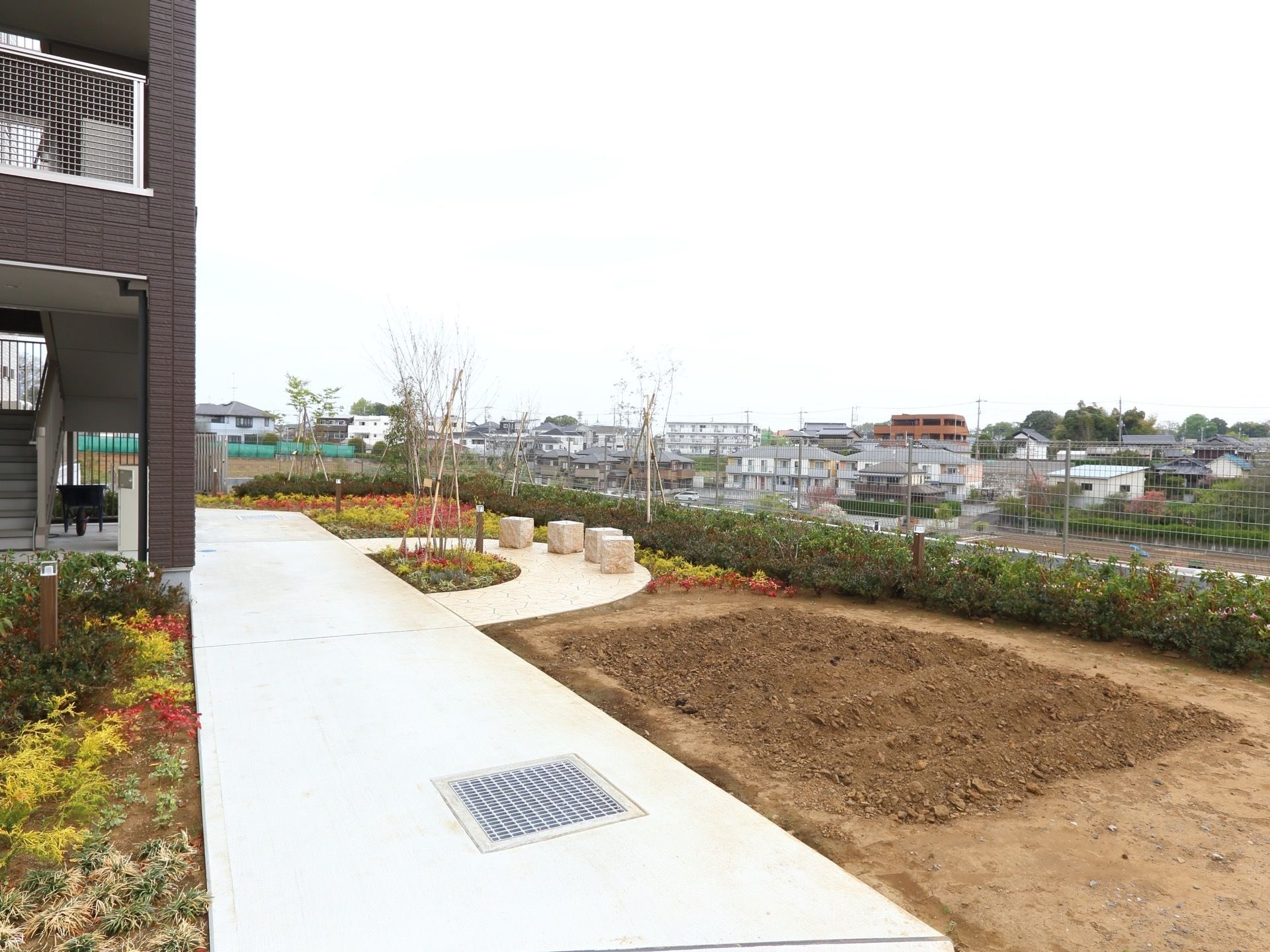 庭園が完備されている。遊歩道やベンチ、畑がある。植え込みには草木が植えられていて美しい。周辺は閑静な住宅地である。