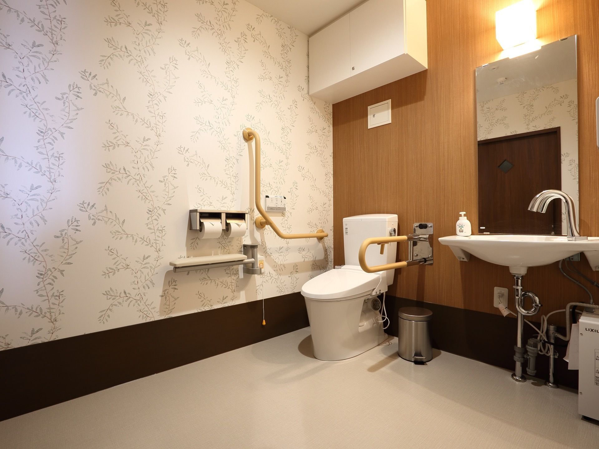 明るく清潔感あふれる共用トイレは高級感も感じさせる。温水洗浄便座を採用しており、そばには洗面スペースも完備されて便利である。