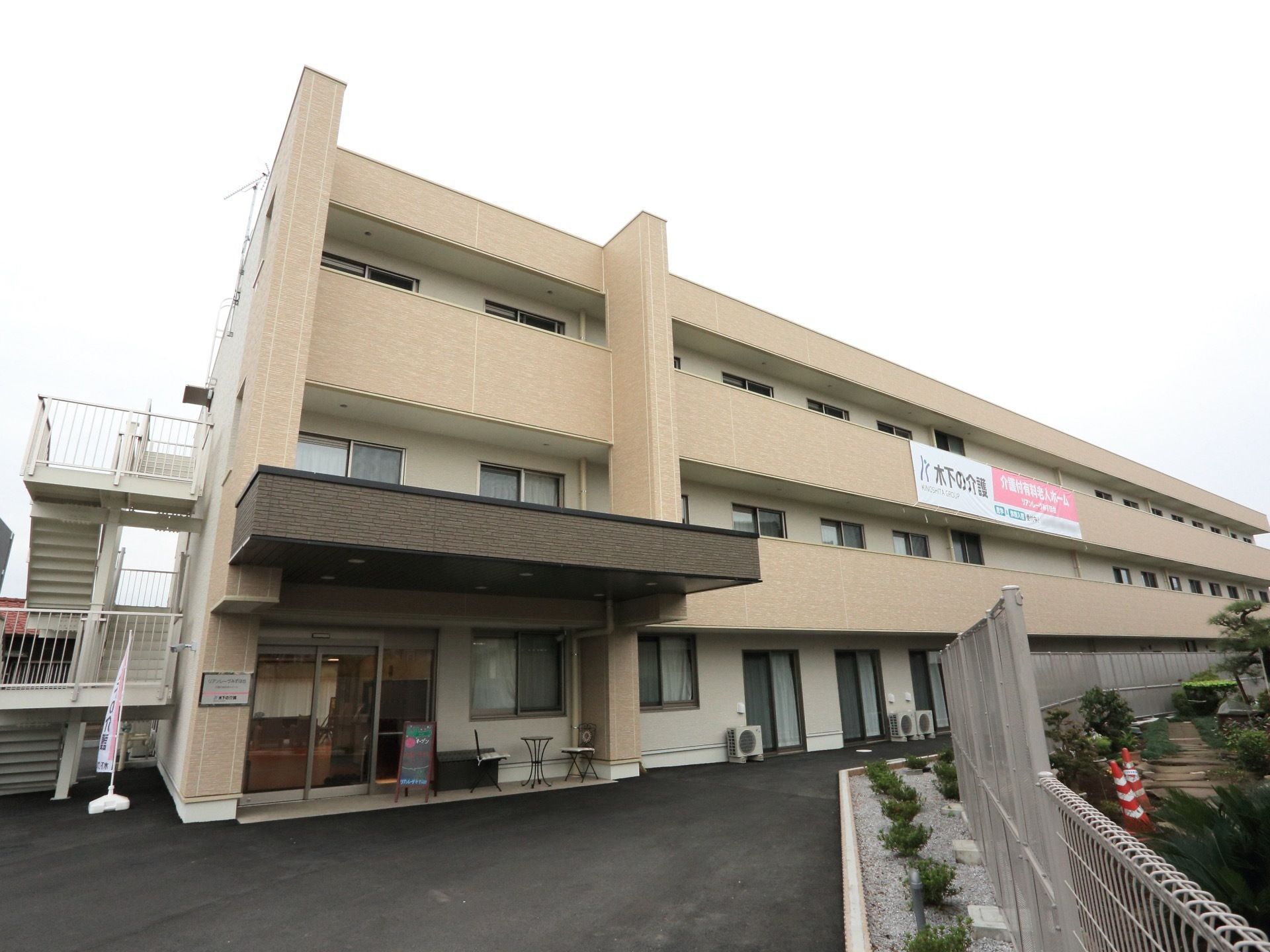 ３階建ての大規模で新しい建物である。安全柵が設置しており、周辺には手入れの行き届いた植え込みが完備されている。