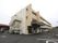 3階建ての建物を左斜め前から眺めた様子。側面には避難用の屋外階段が設置されている。
