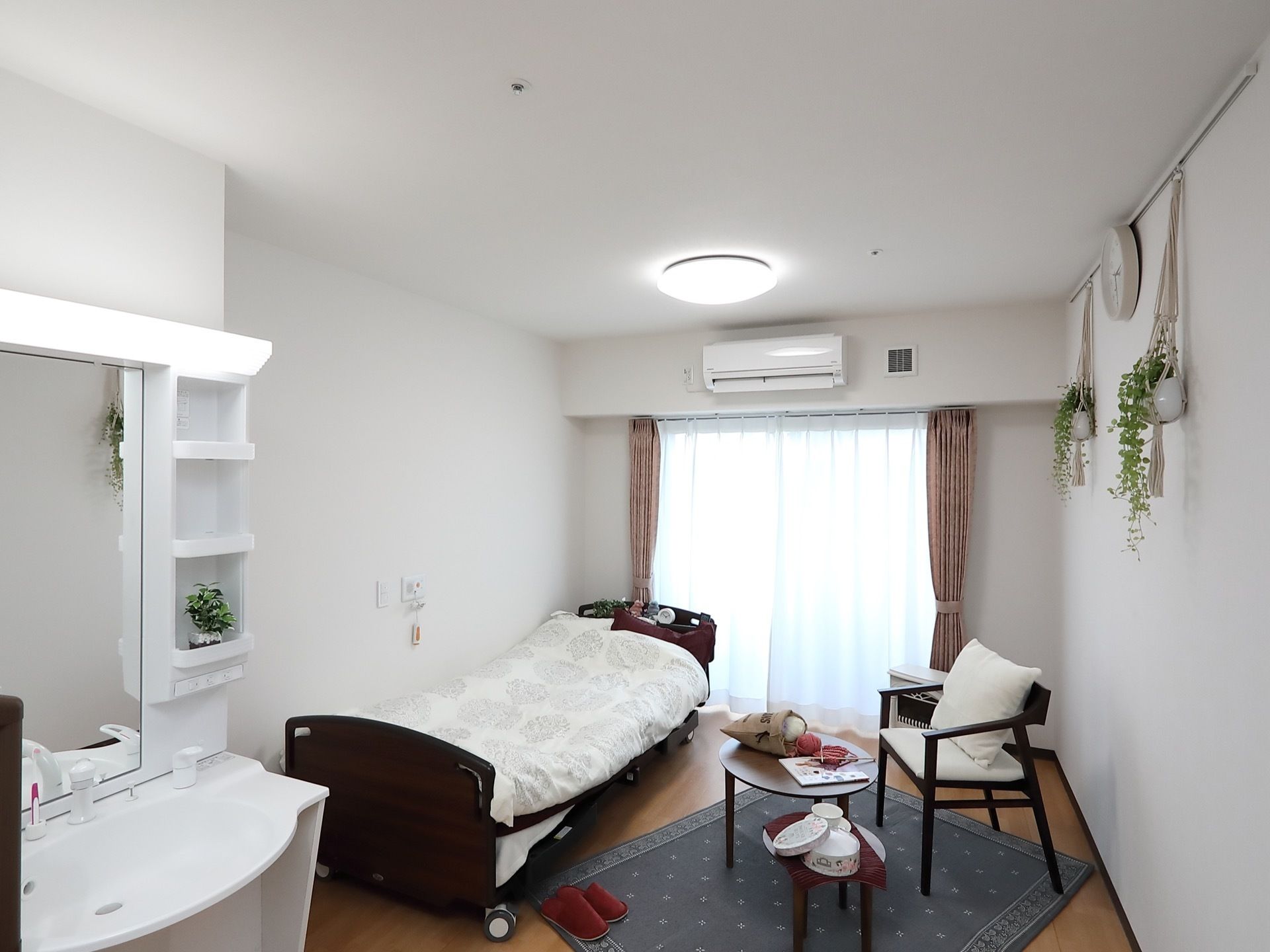 施設なの居室はすべて個室。居室に基本的な生活設備があるので入居者様のプライバシーを保護するような間取りになっている。