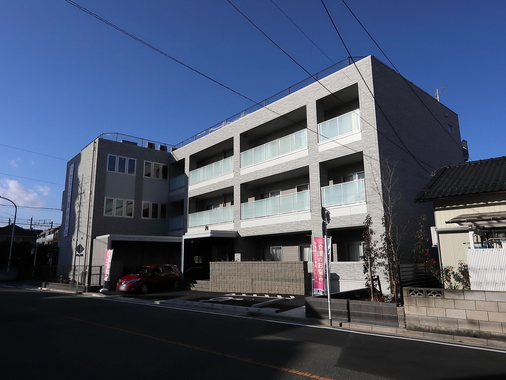 施設は住宅街にあり周辺に高い建物がないので、ベランダに面した窓から日が良く入り、室内はとても明るい。