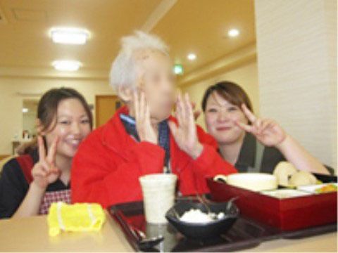 ホームでのお食事時には入居者様に楽しく過ごしていただけるよう、スタッフが入居者様お一人おひとりのお顔を見ての交流を深めている。