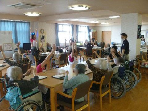 広く開放的なリビングは入居者様にお食事を楽しんでいただいたり、レクリエーションで運動をしたりと、様々な目的でご利用いただける。
