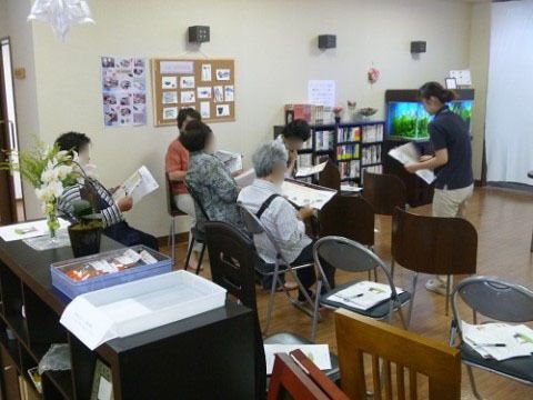 多目的スペースには水槽や本棚があり、入居者様の余暇にご利用いただいたり、スタッフミーティングに使用したりと使い勝手の良いお部屋である。