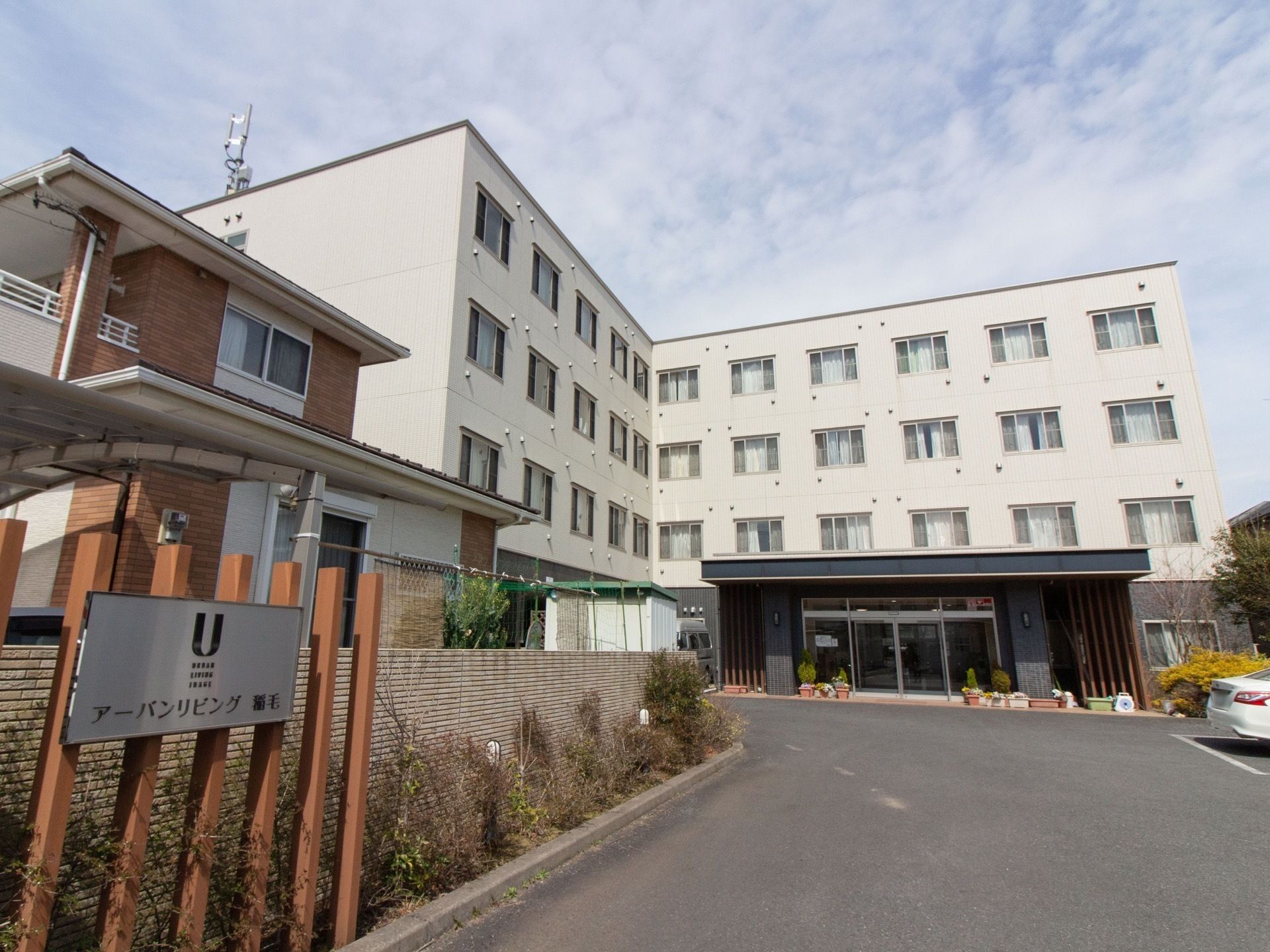 白を基調とした４階建ての大規模な建物である。周辺はアスファルトで整地され、駐車スペースが完備されている。