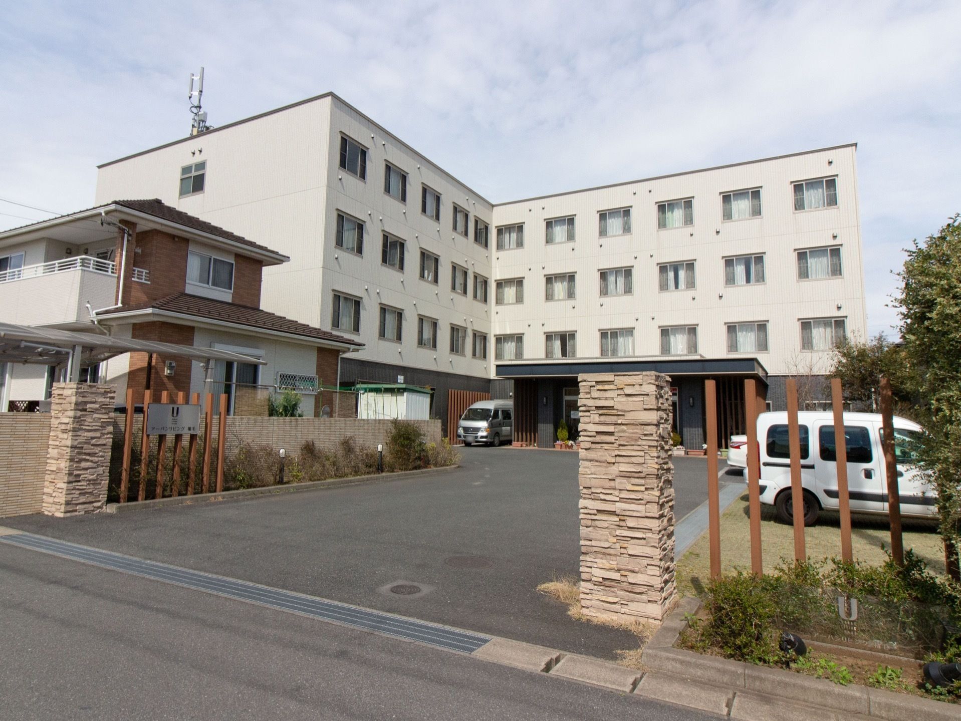 ４階建ての真っ白な建物である。エントランスの前に駐車スペースがあり、周辺はアスファルトで整地され広々としている。