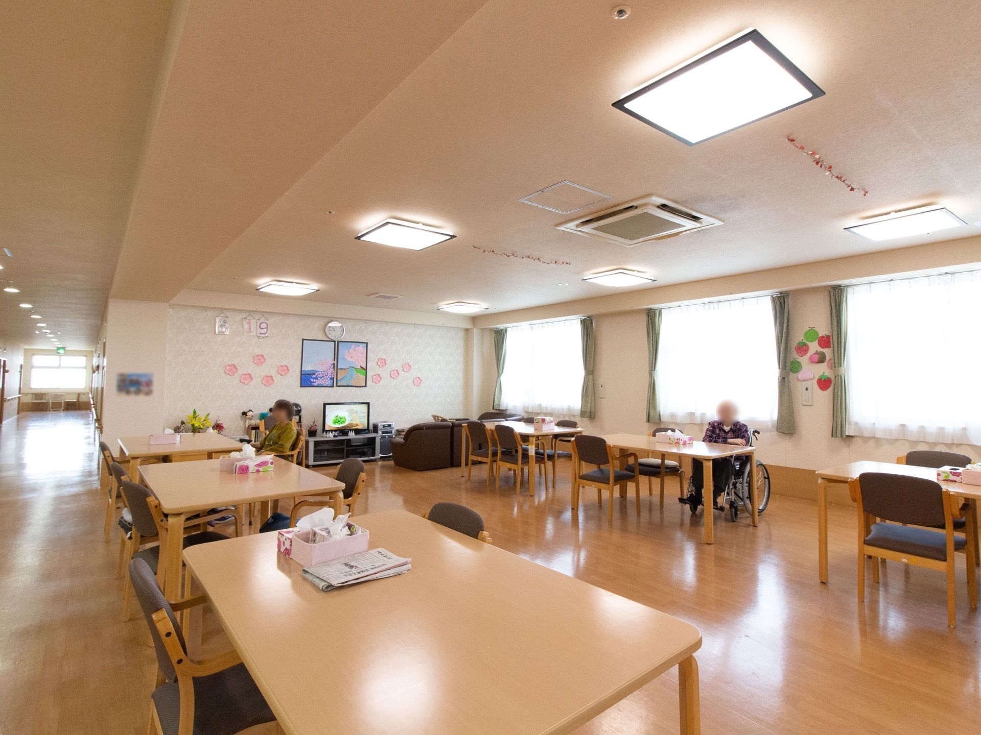 かなり広さのある清潔感あふれる食堂である。窓からは日射しが差し込み恵まれた環境である。ダイニングテーブルがゆったりと置かれている。