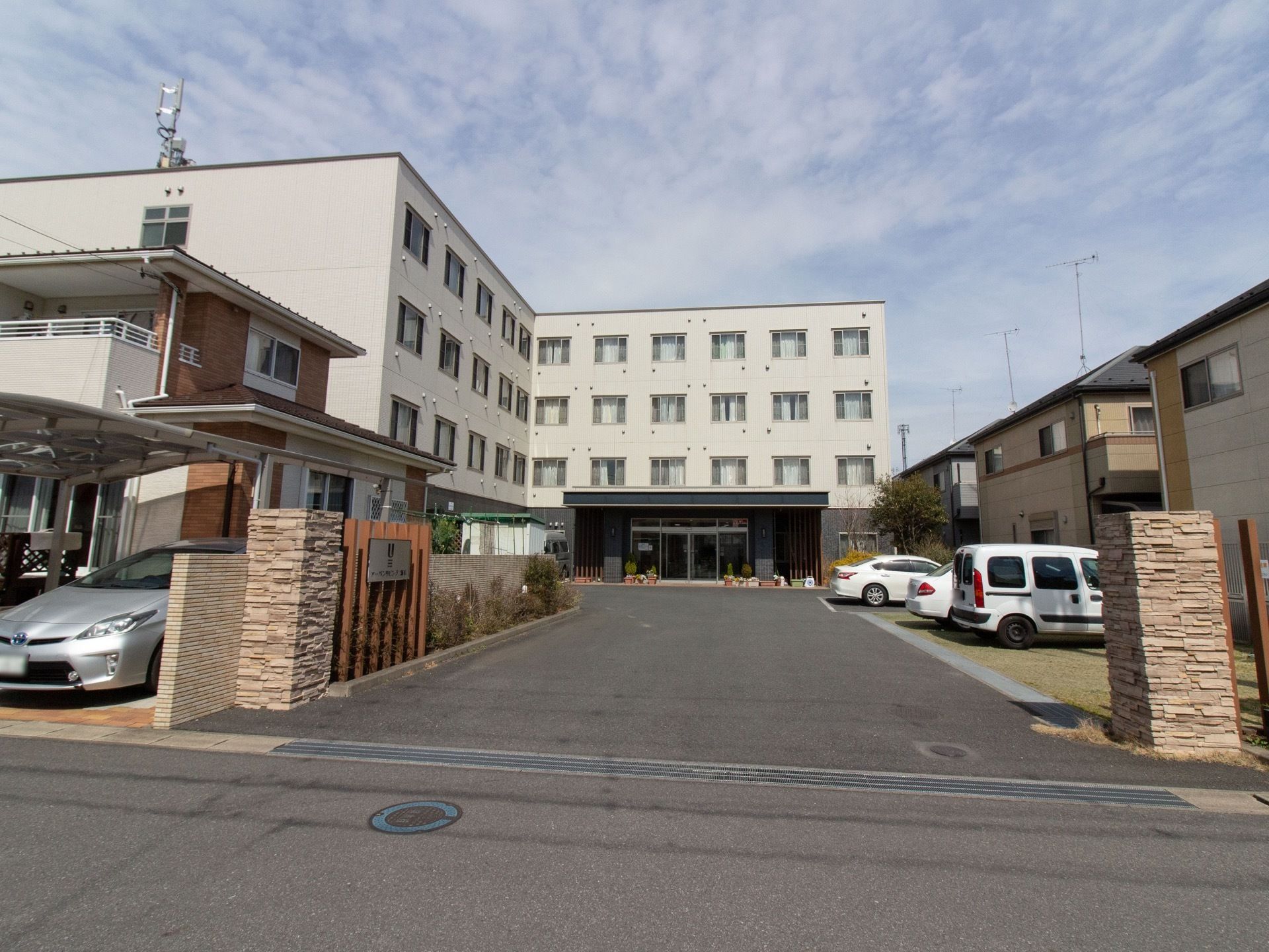 ４階建ての大規模な建物で、エントランスも広々としている。周辺は戸建住宅が立ち並ぶ閑静な住宅街である。