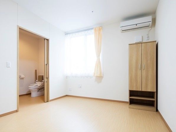 スライドドア式で、広いスペースを確保したトイレを備えた部屋