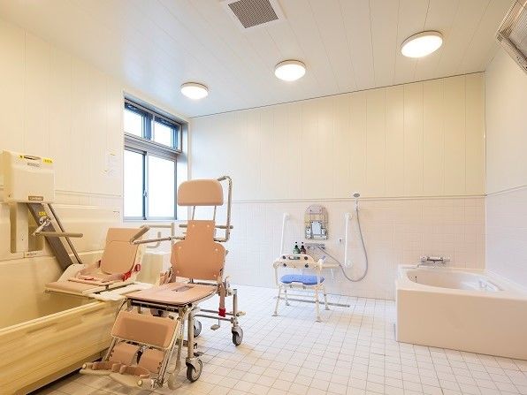 当施設は機械浴を導入しており、入居者様は横になったまま入浴をすることができる。入浴時はスタッフがサポートさせていただく。