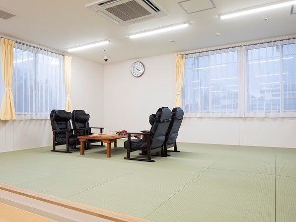 館内には畳スペースがあり、ゆっくりと足を伸ばしてくつろぐことができる。畳の匂いが心地よい癒やしの空間である。