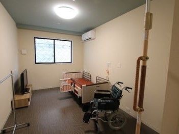 シンプルな居室にテレビが用意されている。個室なので、プライベートを大切にしたい入居者様も安心して日々を送ることができる。