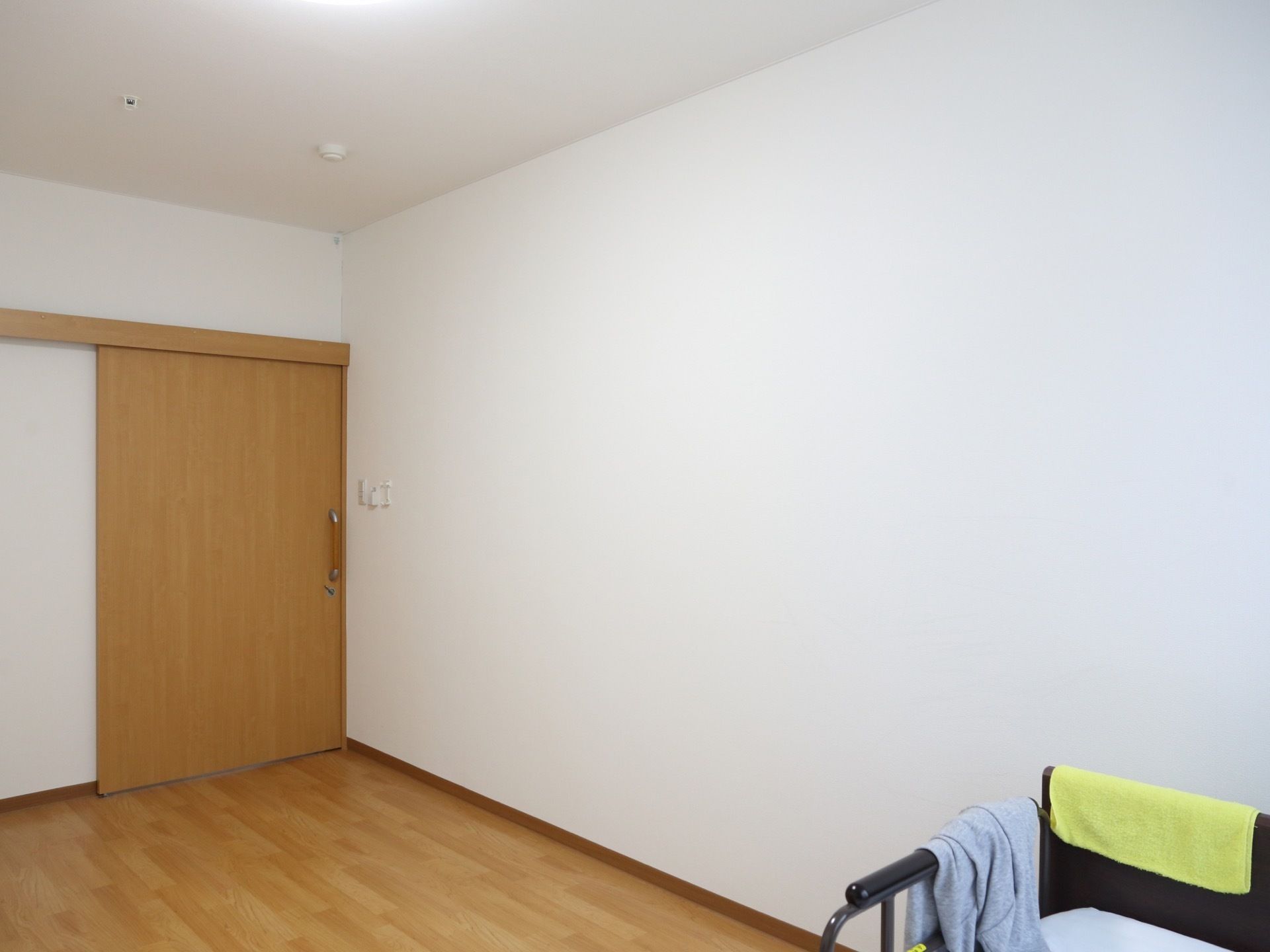 フローリングの床の部屋で、入口は大きな引き戸になっている。スイッチ類は、全て入口の脇にまとめられている。