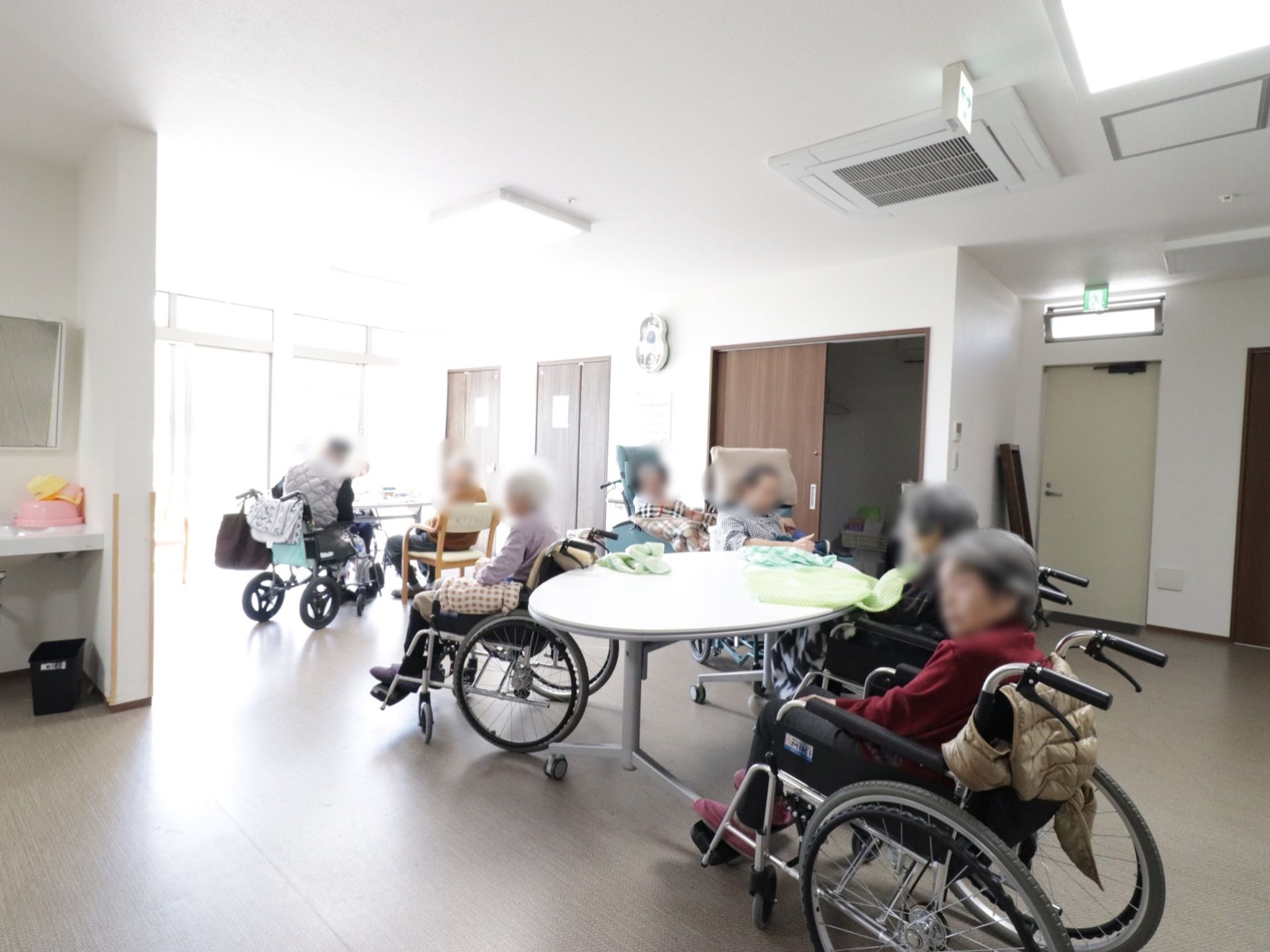 室内の中央にテーブルと椅子がある以外は物がなく、広々とした機能訓練室。さまざまな運動やアクティビティを行いやすいようになっている。