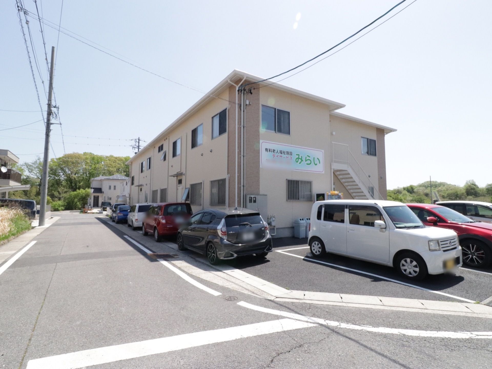 同じ敷地内にデイサービスの施設がある。建物周辺は駐車スペースとして使用可能なので、多くの台数が駐車できる。