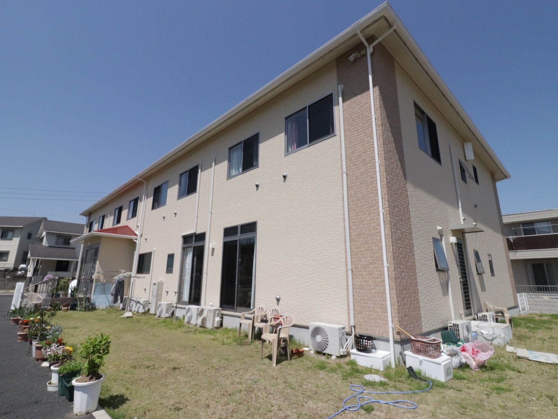 建物には芝生の庭があるので、天気のいい日は外の椅子でひなたぼっこを楽しむことができる。多種多様な植木鉢もおかれ、目に鮮やかだ。