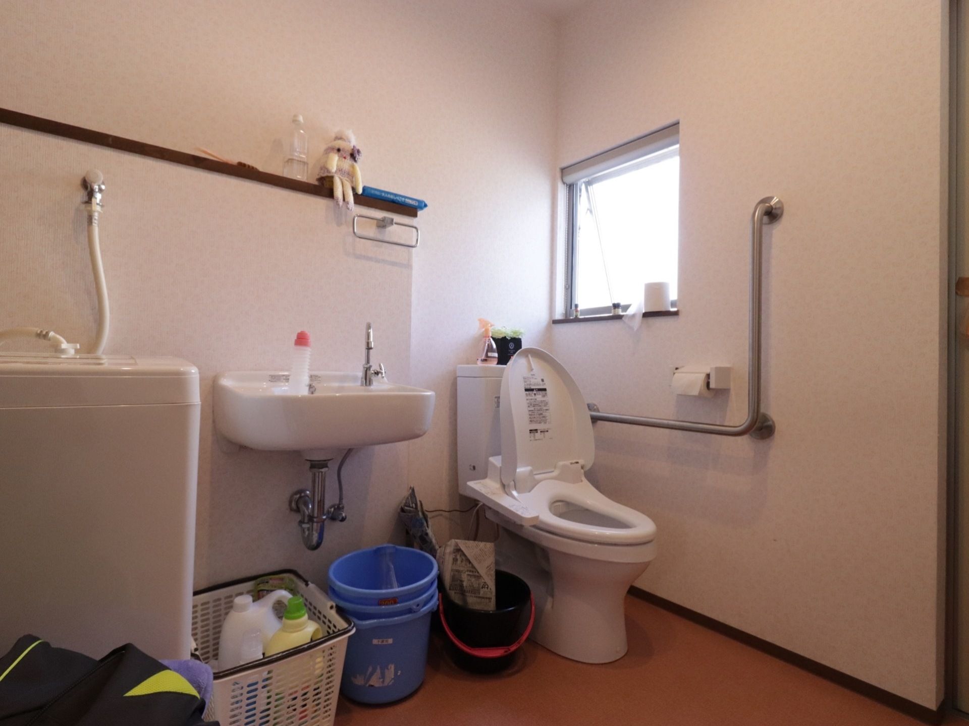 広いスペースの中に、トイレと洗面台などが設置されている。水廻りが1カ所に集約されているので機能的だ。