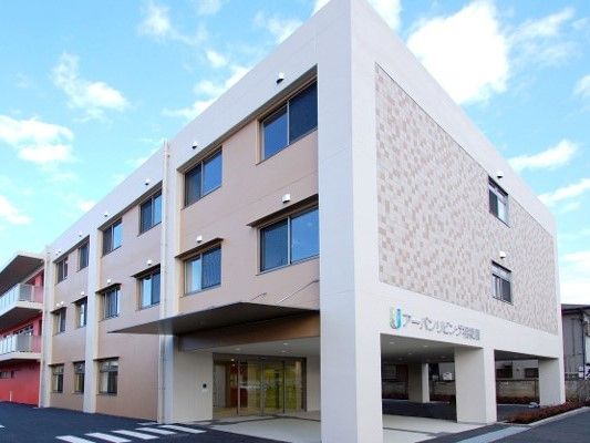 ベージュ色の安定感のある外観で、3階建てである。玄関前は車寄せになっていて、建物の外には屋根が張り出している。