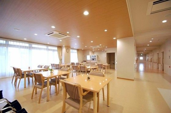 ベージュの色調で温かみがある広い空間である。２人掛けや４人掛けのテーブルと椅子がたくさん用意されている。