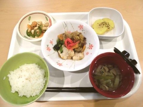 白いお盆にご飯やみそ汁、煮物など５品がキレイに並べられている。器の色や模様などはそれぞれ違うものになっている。