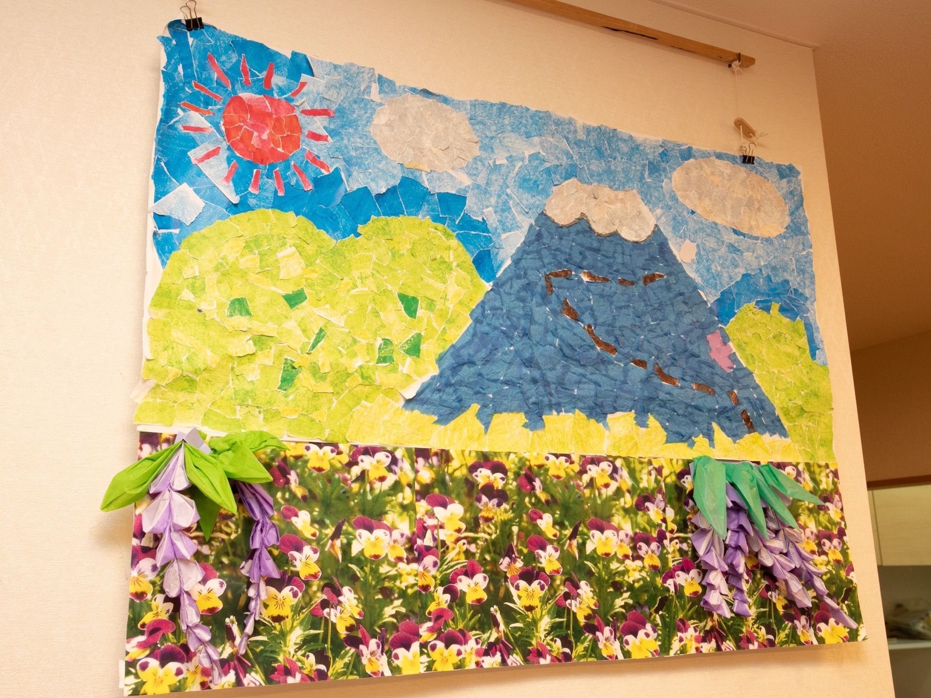 共有スペースには、入居者様が製作した貼り絵の作品がレイアウトされている。四季折々の作品を制作し掲示している。