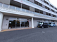 介護施設の外観と駐車場